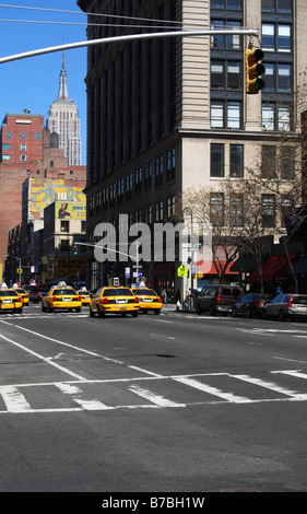 Des taxis roulant dans Manhattan. New York City, USA Banque D'Images