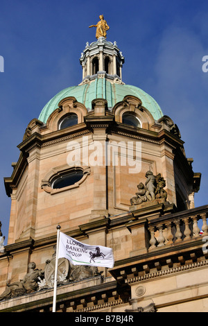 Le nouveau drapeau de Lloyds Banking Group vole au-dessus de l'ancien siège de HBOS sur la butte, Édimbourg, Écosse, Royaume-Uni. Banque D'Images