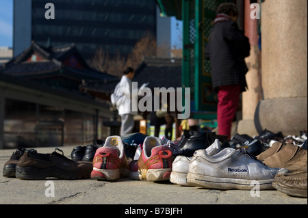 Souliers dehors Salle du Grand Héros ou Daeung jeon au Temple Bouddhiste Jogyesa, Séoul, Corée du Sud Banque D'Images