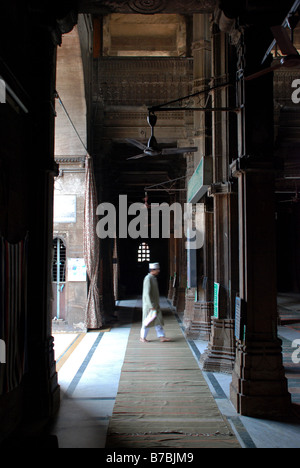 Musulman entrant dans la mosquée Rani Sipri à Ahmedabad, Inde. Banque D'Images