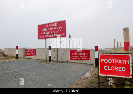 Panneaux indiquant la présence de danger à cause de l'érosion côtière à Ulrome, East Yorks, UK Banque D'Images