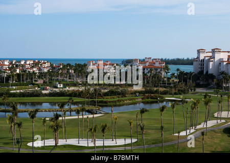 Le parcours de golf et country club sur l'île de Fisher de propriété privée dans la baie de Biscayne à Miami Beach, Floride. Construit à partir de la revalorisation. Banque D'Images