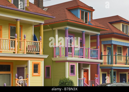 Nouveau rowhouses colorés sur NW Glisan Street dans le quartier de l'alphabet de Portland Oregon USA Banque D'Images