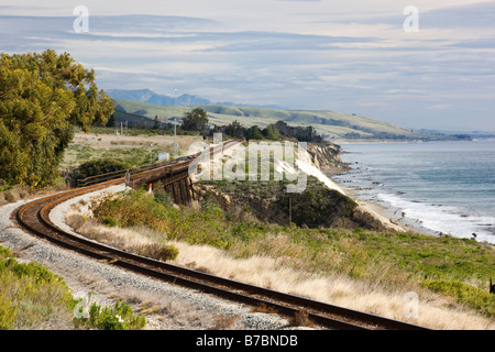 Vent des voies de chemin de fer le long de la côte sud de la Californie près de Gaviota Banque D'Images