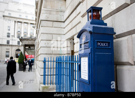 Bleu à l'ancienne boîte appel Police London England Banque D'Images