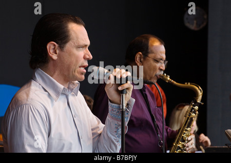 KURT ELLING chante avec Ernie Watts sur saxophone ténor au 51e Festival de jazz de Monterey Monterey Californie Banque D'Images