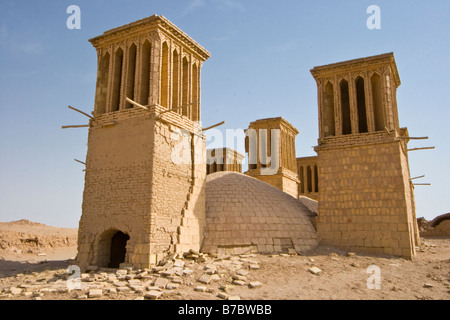 Windcatcher au-dessus d'une citerne de Yazd, Iran Banque D'Images