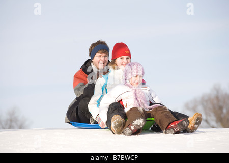 15, 13 et 9 ans se préparer à glisser en bas de la colline, Winnipeg, Canada Banque D'Images