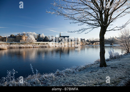 Écosse en hiver Kelso sur la rivière Tweed, l'hôtel Ednam House et l'église St Andrews Banque D'Images