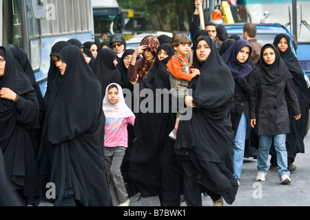 Procession pour commémorer l'anniversaire de la mort de Fatima à Esfahan Iran Banque D'Images