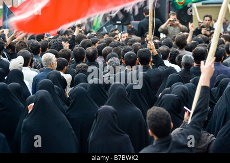 Procession pour commémorer l'anniversaire de la mort de Fatima à Esfahan Iran Banque D'Images