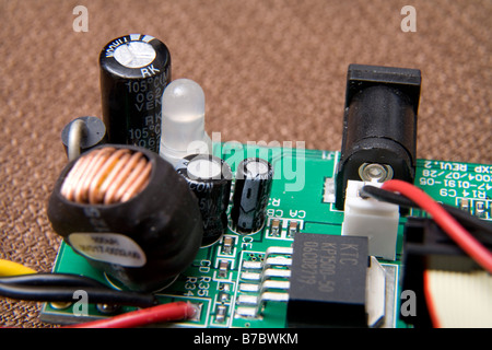 Circuits électroniques imprimés avec des puces d'ordinateur, résistances, condensateurs, d'autres parties. Banque D'Images