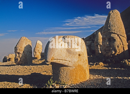 (Mont Nemrut Dagi Nimrod) chefs de stone gods sur terrasse ouest Banque D'Images