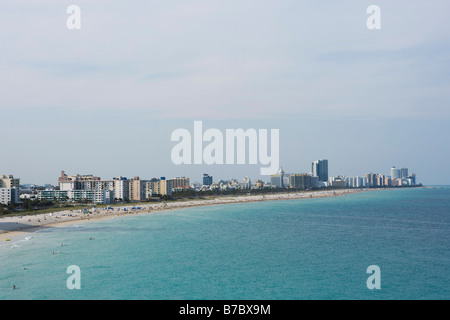 Une vue de l'extrémité sud de South Beach, Miami Beach, Floride, de l'océan Atlantique, dont les hôtels, centres de villégiature et de condos. Banque D'Images