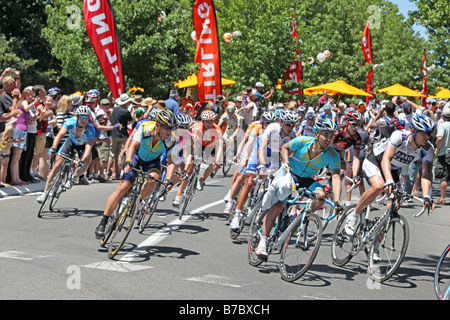Riders en compétition durant l'étape 2 du Tour Down Under en Australie Adelaide le 21 janvier 2009 Lance Armstrong est centre gauche Banque D'Images