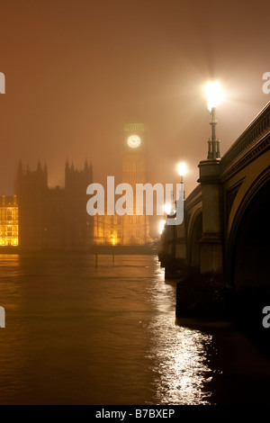 Chambres du parlement et de Westminster Bridge sur une nuit d'hiver brumeux. London, England, UK Banque D'Images