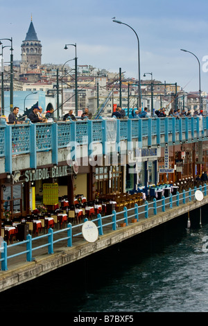 Les hommes turcs la pêche sur le pont de Galata à Istanbul Turquie Banque D'Images