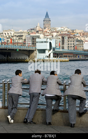 Collégiens en face de la tour de Galata à Istanbul Turquie Banque D'Images