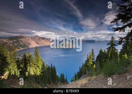 L'île de l'assistant dans le lac du cratère vu de Rim Village area à Crater Lake National Park Utah USA Banque D'Images