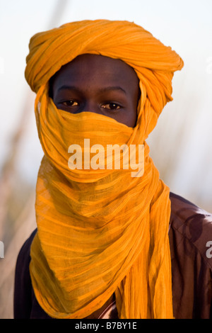 Jeune homme portant un turban à Tombouctou au Mali Banque D'Images