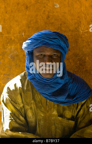 Jeune musulman Homme portant un turban à Tombouctou au Mali Banque D'Images