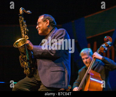 ERNIE WATTS au saxophone ténor et ROBERT AMSTERDAM sur base pour KURT ELLING au 51e Festival de jazz de Monterey Monterey Californie Banque D'Images