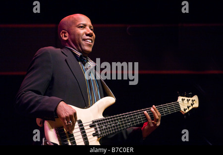 NATHAN EAST joue la guitare de base pour Herbie Hancock au 51e Festival de jazz de Monterey Monterey Californie Banque D'Images