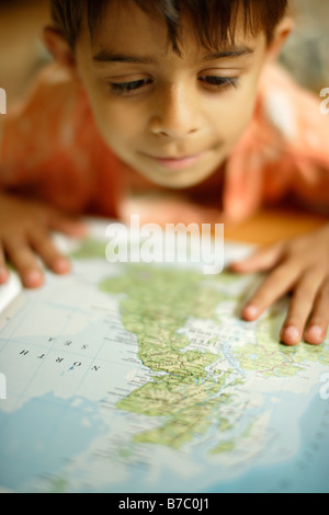 Six ans cherche dans atlas à la carte du R-U Banque D'Images