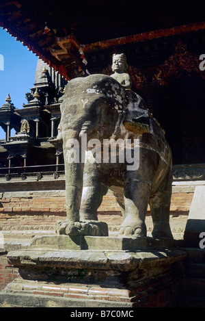 Un ROI MALLA rides un éléphant sur les marches de l'BISHWA NATH MANDIR au Népal Katmandou PATTAN Banque D'Images