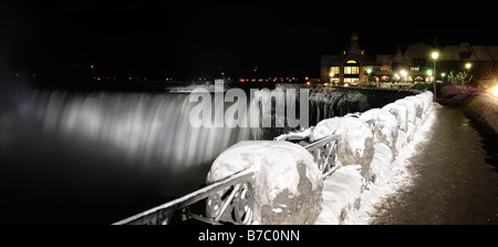 Niagara Falls est éclairée la nuit Banque D'Images