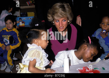 La princesse Diana parle à (sans nom) Fille Dans le centre de la famille urbaine. Henry St. de règlement. La ville de New York. USA. 2 février 1989 Banque D'Images