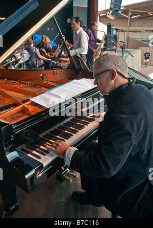 KURT ELLING chante avec Renzo BAILINI LAURENCE sur le piano au 51e Festival de jazz de Monterey Monterey Californie Banque D'Images