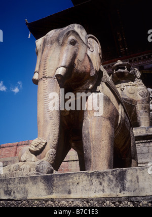 Chaque bête croissant sur les marches de temple de Nyatapola est dit être 10 fois plus fort Bhaktapur, Népal Banque D'Images