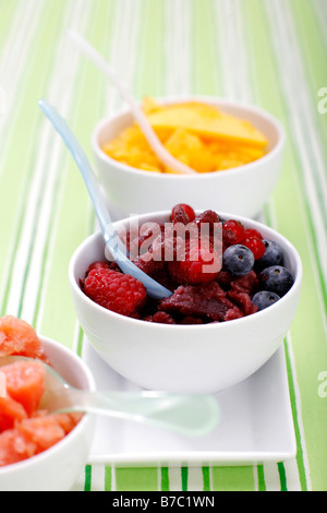 Desserts différents dans des bols, close-up Banque D'Images