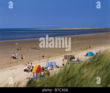 Plage de sable doré soutenu par des dunes surplombant la baie peu profonde Brancaster North Norfolk Coast Banque D'Images