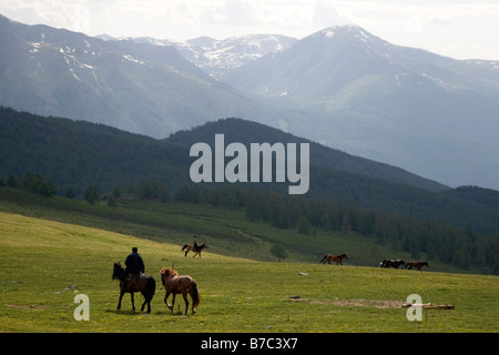 Des éleveurs de chevaux en haute montagne dans les montagnes de l'Altaï à Kanas parc national dans le Xinjiang en Chine. Banque D'Images