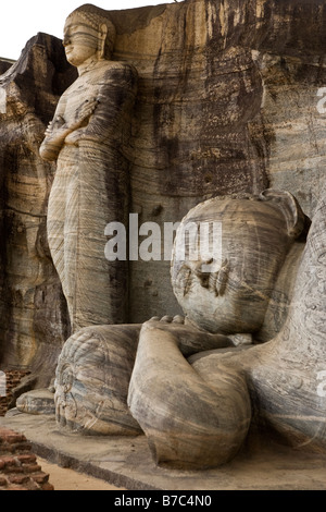 Statues de Bouddha en pierre Gal Vihara à Polonnaruwa au Sri Lanka Banque D'Images