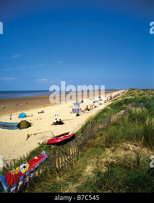Vaste plage de sable à Brancaster soutenu par des dunes avec une protection contre l'érosion de la côte nord du comté de Norfolk Banque D'Images