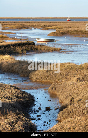 BRANCASTER STAITHE NORTH NORFOLK MARAIS MARÉE BATEAU MER EAU BOUE Banque D'Images