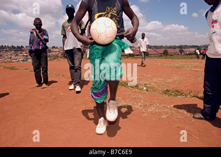 Sports d'ONG regroupant différents enfants ensemble via le sport et le football à Kibera, Nairobi. Au Kenya. Banque D'Images