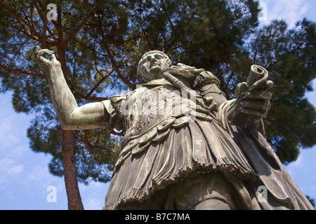 Jules César, Caius Iulius Caesar, empereur romain. Statue en bronze à Rome vu du dessous. Banque D'Images