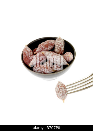 Porc épicé frais Personne Cocktail Salami saucisses isolé sur un fond blanc avec aucun peuple et un chemin de détourage Banque D'Images