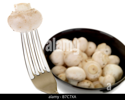 Matières premières fraîches coupe fermée sains champignons isolés contre un fond blanc avec aucun peuple et un chemin de détourage Banque D'Images