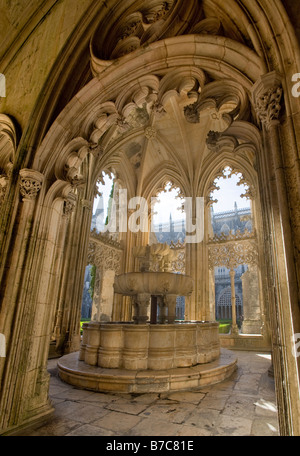 Le Portugal, le Luxembourg district,Costa da Prata, Batalha, Monastère de Santa Maria da Vitoria fontaine au cloître orné Banque D'Images