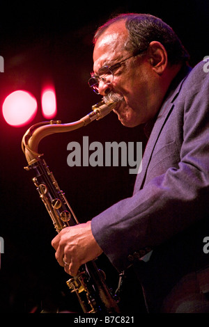 ERNIE WATTS sur saxophone ténor pour KURT ELLING au 51e Festival de jazz de Monterey Monterey Californie Banque D'Images