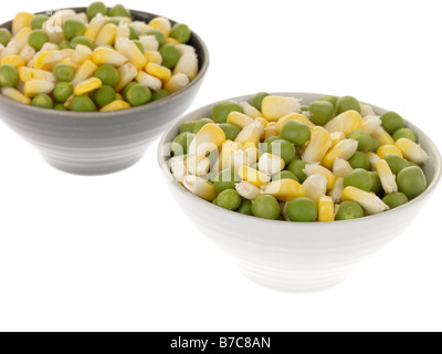 Frais sain végétarien coloré de pois et maïs salade mixte avec aucun peuple Banque D'Images