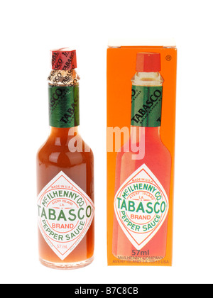 Bouteille de marque Mc Ilhenny épicé chaud sauce Tabasco sauce poivre isolé sur un fond blanc avec aucun peuple et un chemin de détourage Banque D'Images