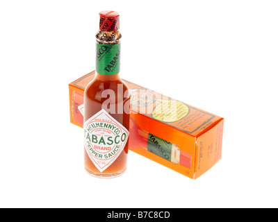 Bouteille de marque Mc Ilhenny épicé chaud sauce Tabasco sauce poivre isolé sur un fond blanc avec aucun peuple et un chemin de détourage Banque D'Images