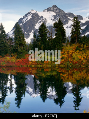 WASHINGTON - Le Mont Shuksan vu de Heather Meadows Recreation Area dans les North Cascades. Banque D'Images