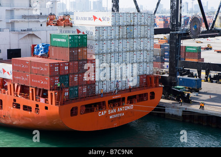 Dockers et portiques décharger un navire porte-conteneurs qu'il quais dans le Port de Miami sur Dodge Islando dans Biscayne Bay à Miami. Banque D'Images